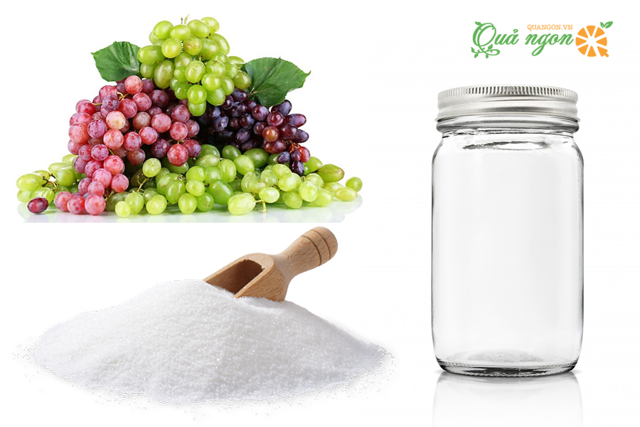 Nguyên liệu làm rượu nho gồm nho, đường và hũ thủy tinh