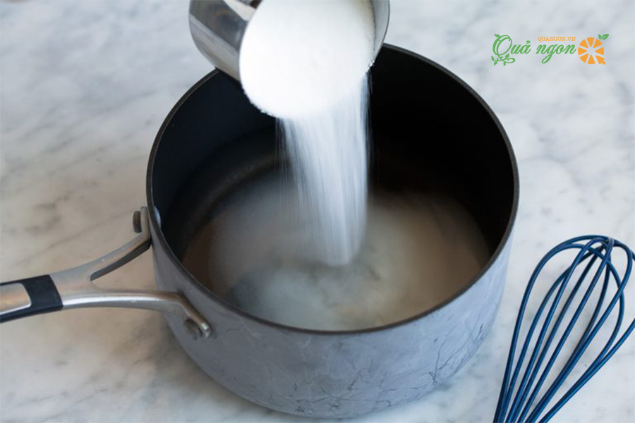 Cho 1 cốc đường và 1 cốc nước theo tỉ lệ 1 : 1 vào nồi nhỏ