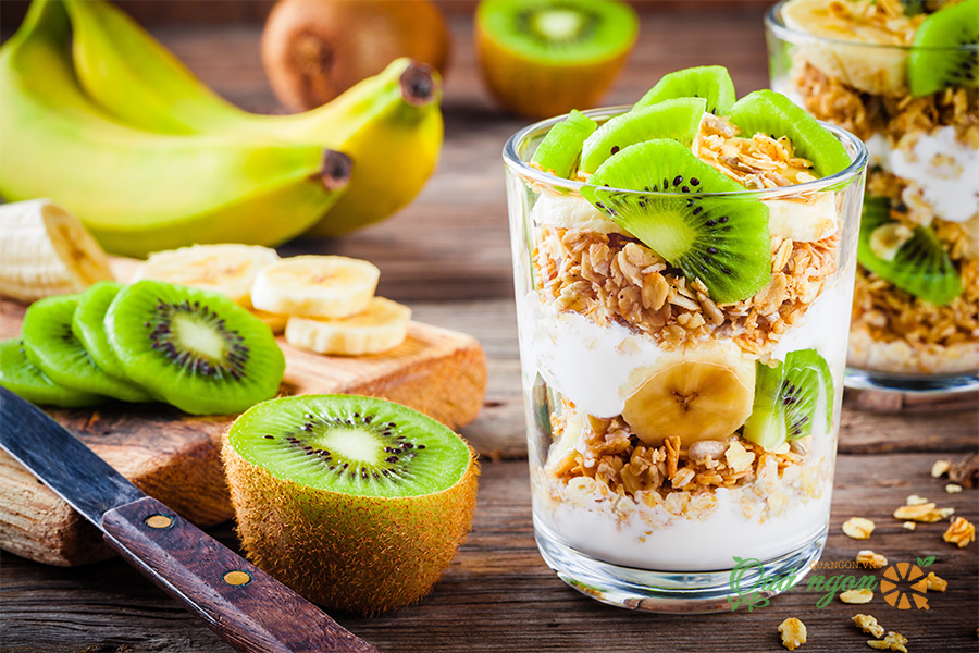 Kiwi dầm sữa chua và hạt yến mạch