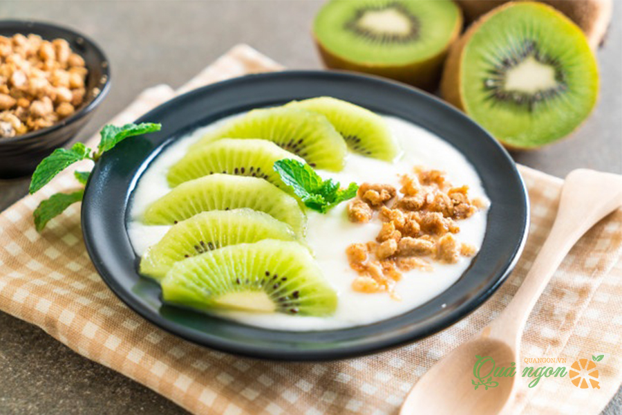 Kiwi dầm sữa chua và hạt yến mạch