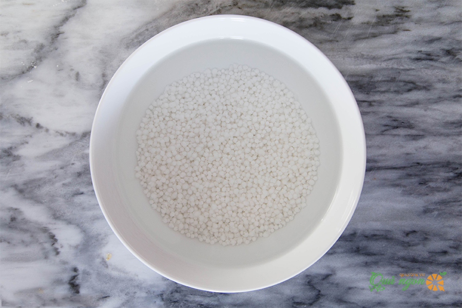 Ngâm bột báng trong một bát nước lạnh khoảng 1 giờ