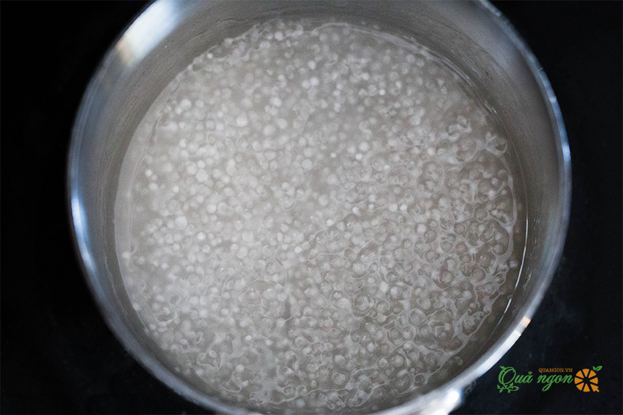Đun sôi 1-2 cốc nước, sau đó đổ bột báng vào nồi