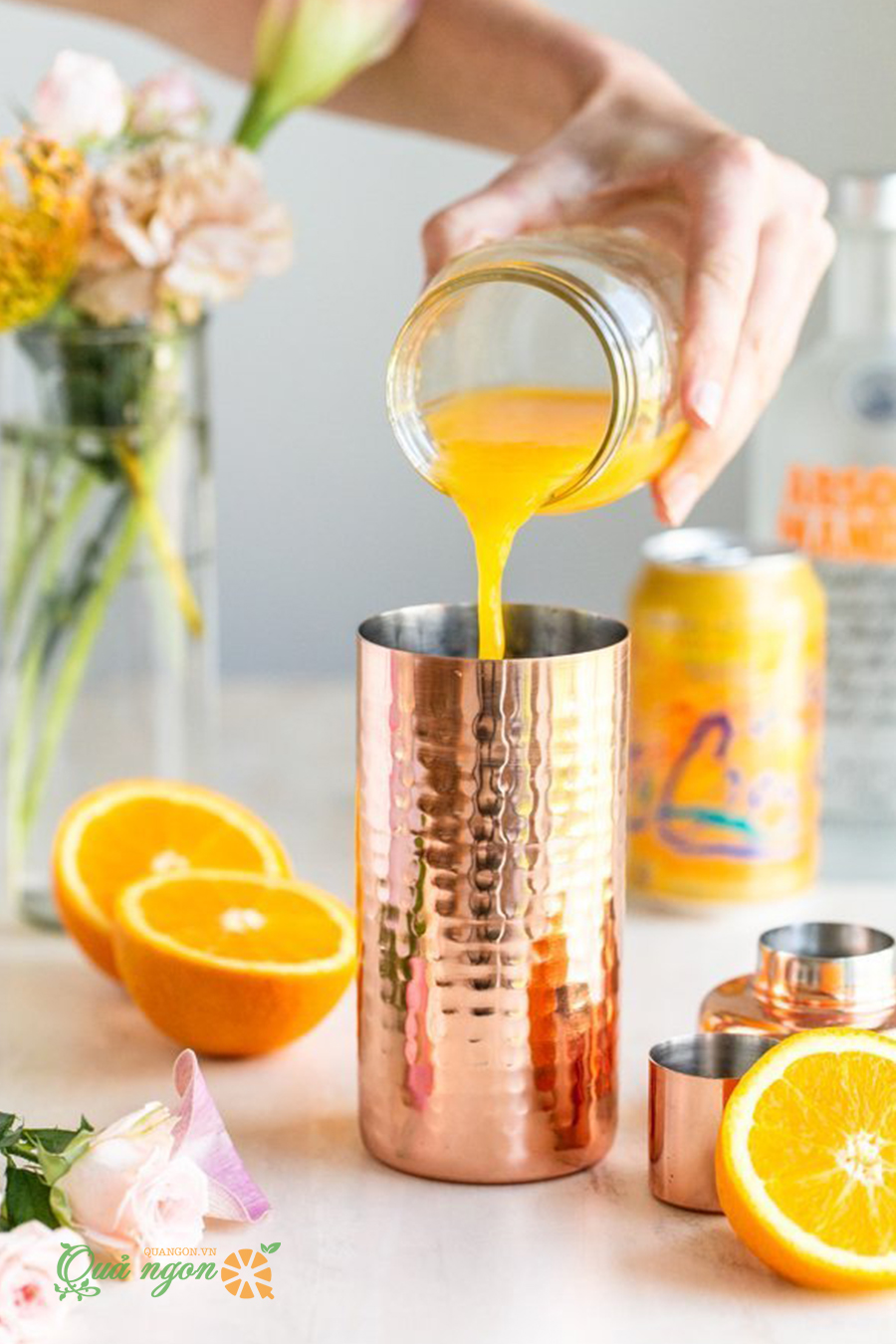 Cho nước ép cam vào bình lắc
