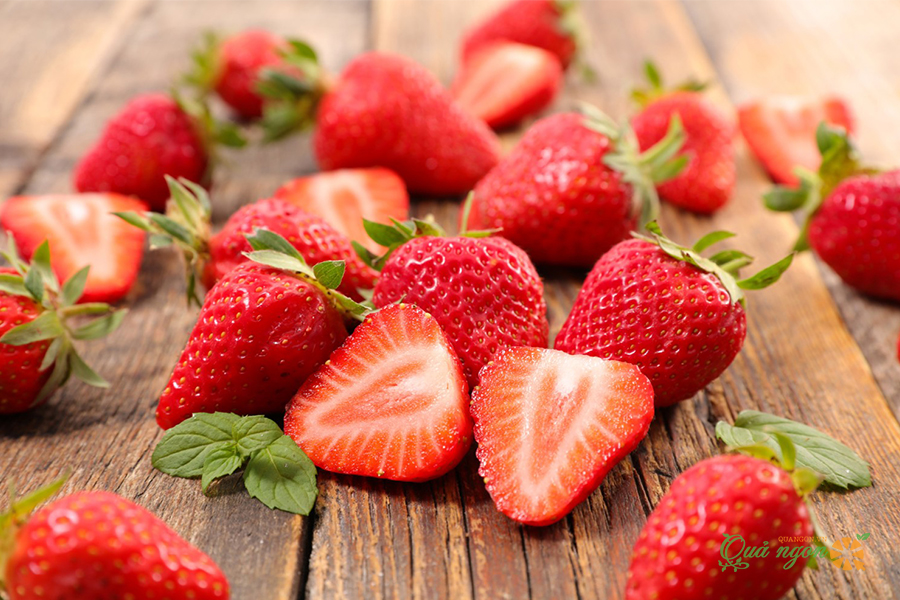 Dâu tây chứa lượng vitamin C cao giúp bảo vệ đôi mắt khỏe mạnh và kháng viêm tốt