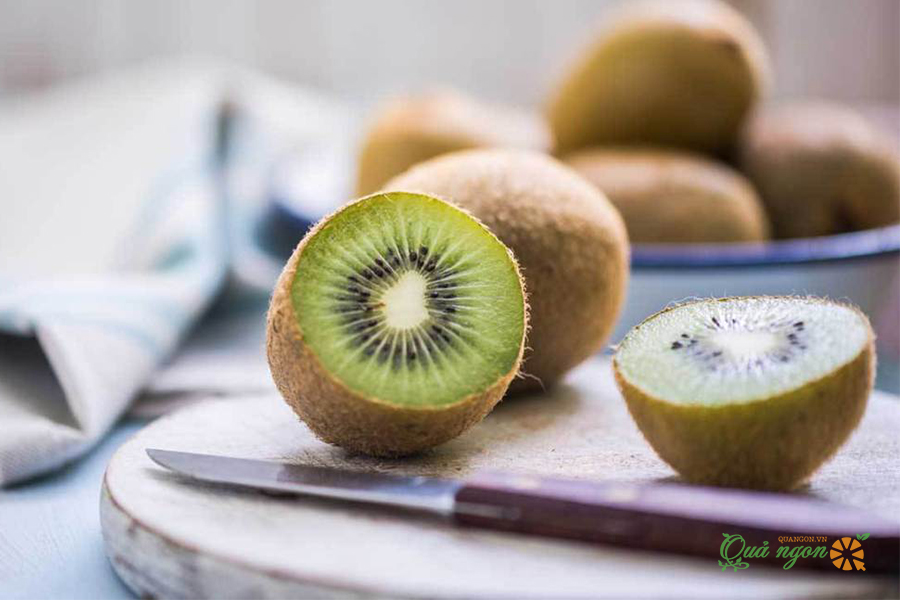 Lutein có trong kiwi giúp bảo vệ mắt khỏi tác hại oxy hóa do ánh sáng gây ra