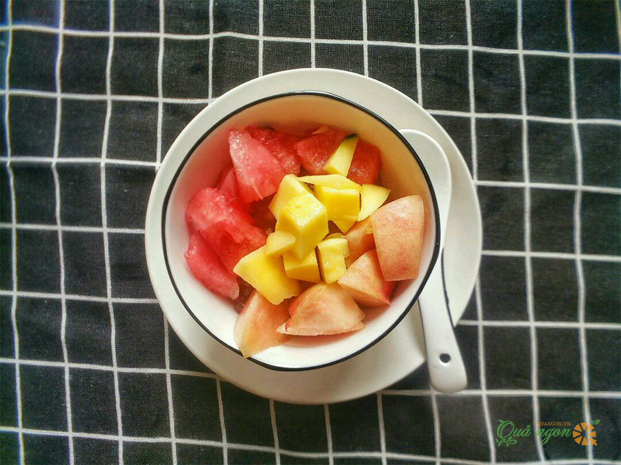 Sau đó cho trái cây gồm dưa hấu, xoài và đào vào bát sago.