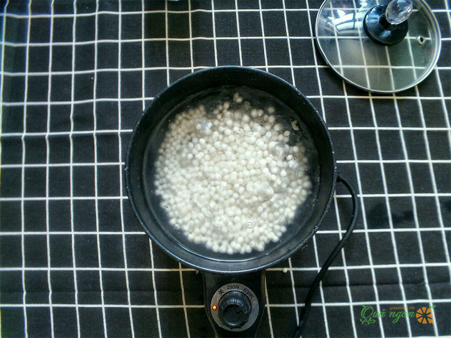 Đun sago trong một nồi nhỏ