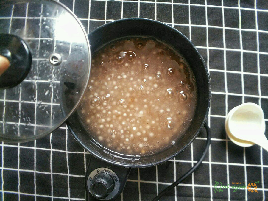 Đun thêm sago cho đến khi phần nhân trắng trong suốt