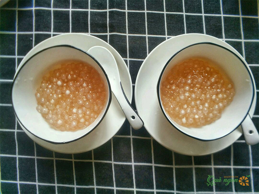  Vớt sago đã ngâm với nước lạnh vào hai bát nhỏ.