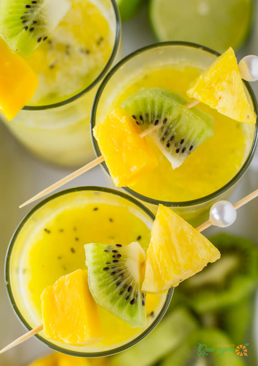 Cocktail rum dừa nhiệt đới với xoài, kiwi và dứa
