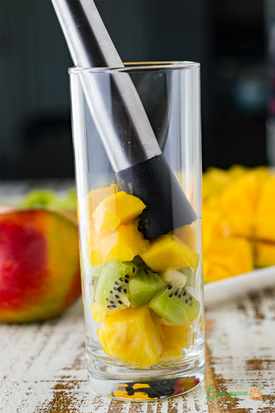 Cocktail rum dừa nhiệt đới với xoài, kiwi và dứa