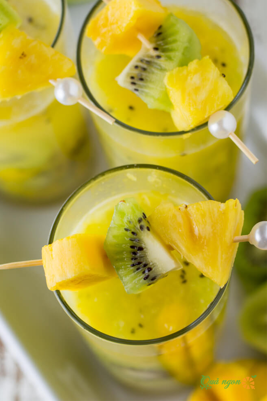 Cocktail rum dừa nhiệt đới với xoài, kiwi và dứa
