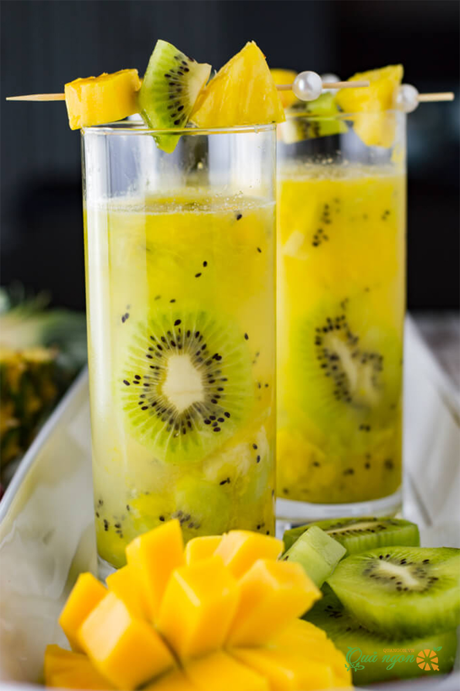 Cocktail rum dừa nhiệt đới với xoài, kiwi và dứa