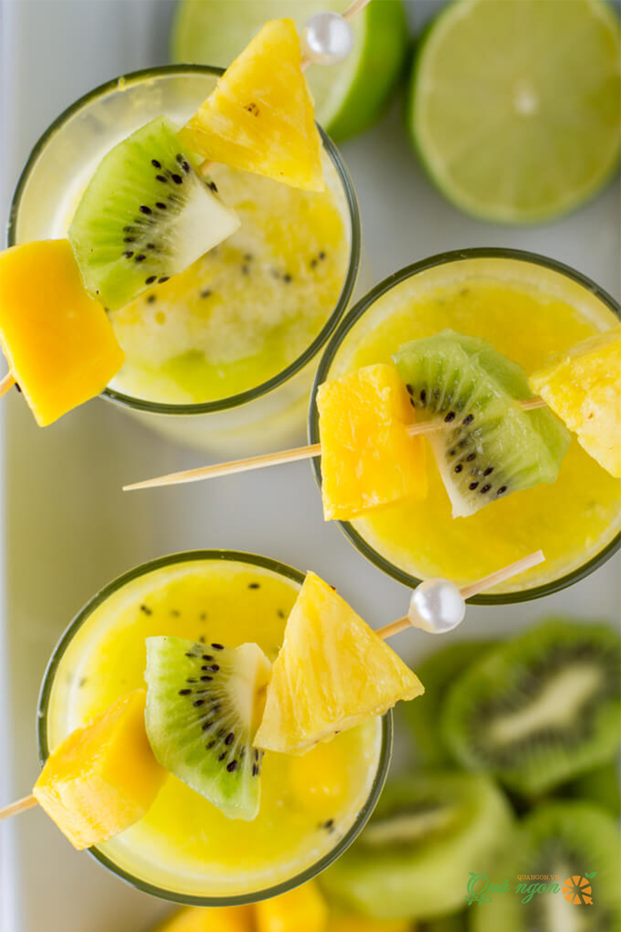 Cocktail rum dừa nhiệt đới với xoài, kiwi và dứa