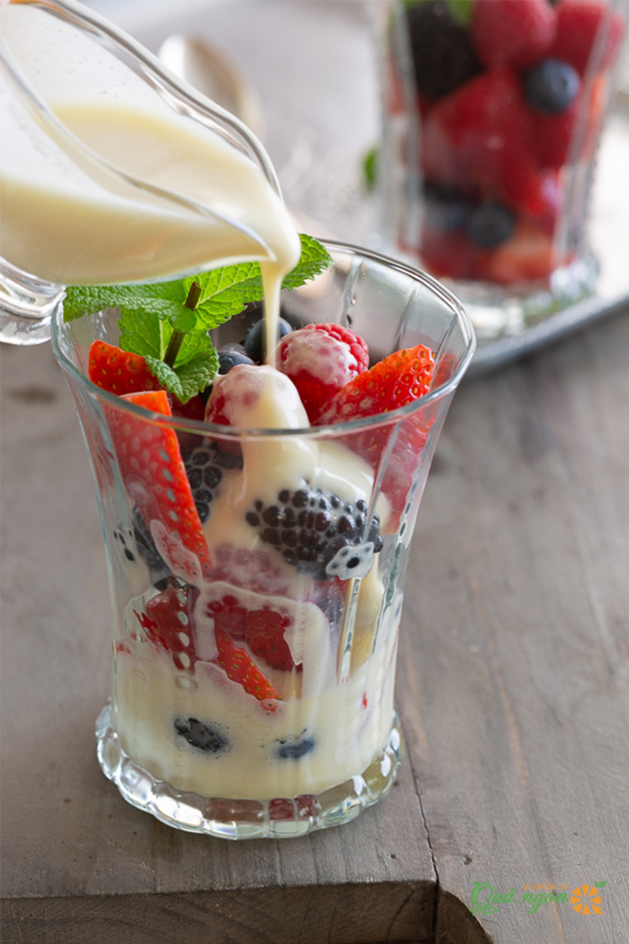Cách làm món tráng miệng với trái cây berry và sốt Sabayon