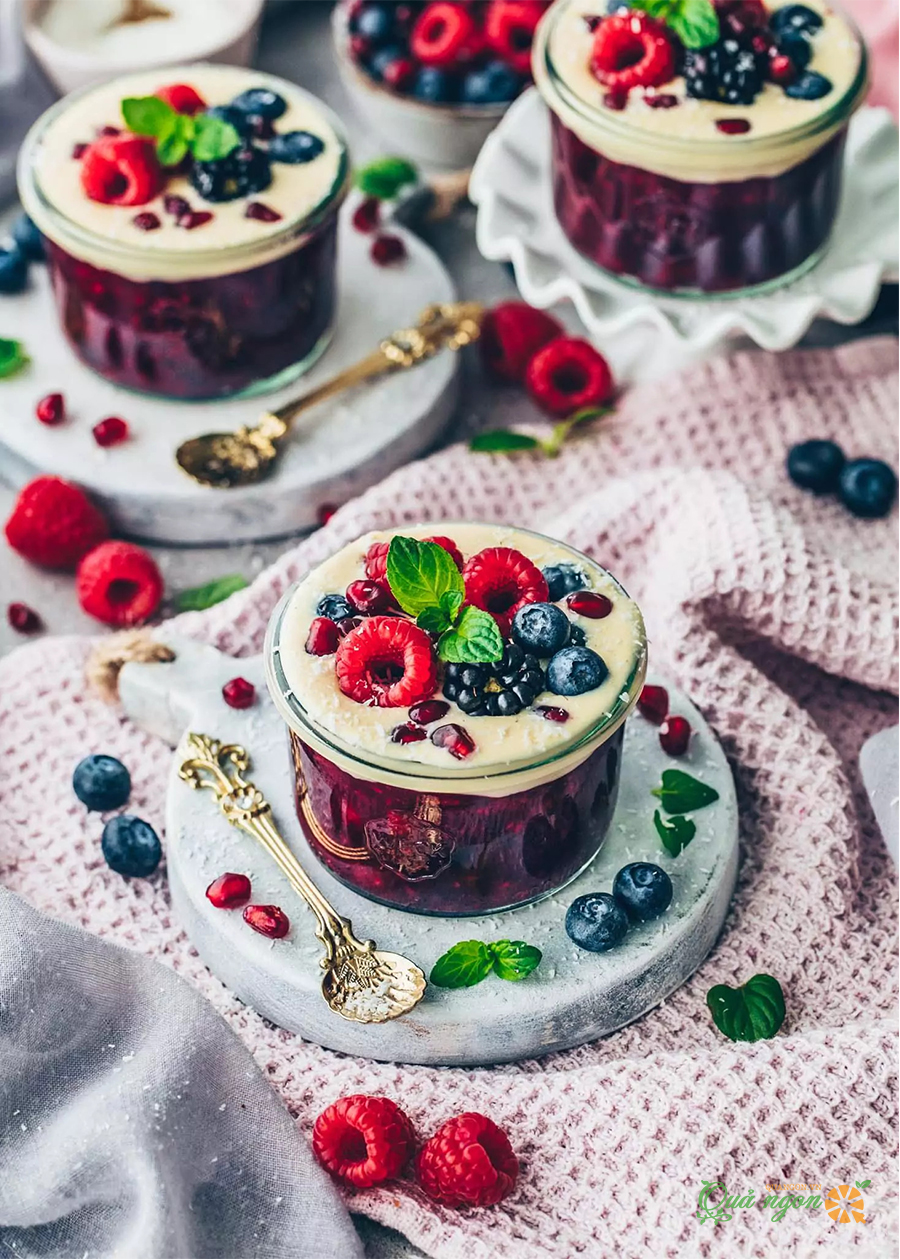 Công thức làm Rote Grütze Pudding trái cây đỏ sốt vani